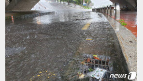 진주에 갑자기 쏟아진 폭우…도로침수 등 피해 발생