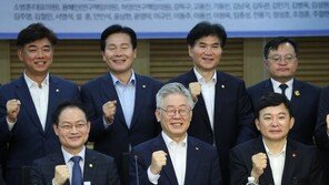 이재명 입열자 “메모 좀” 수첩 꺼낸 이낙연…대권 1,2위 20분 회동