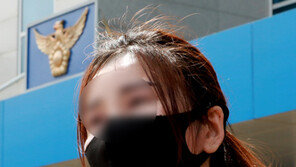 경찰 출석한 탈북 유튜버 ‘개성아낙’…“분명히 월북 제보했다”