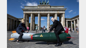 핵무기 타고 달리는 트럼프-푸틴… 독일서 비핵화 시위