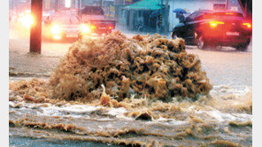 물바다 된 아파트… “천장까지 차오른다” 주민 140명 보트 탈출