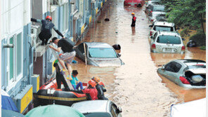물폭탄 맞은 대전… 보트로 아파트 주민 구조