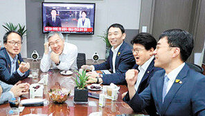 지역구 대전 물난리 뉴스 앞… ‘웃는 황운하’ 논란