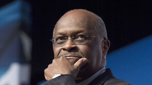 트럼프 유세갔다 코로나19 감염, ‘흑인보수’ 허먼 케인 사망