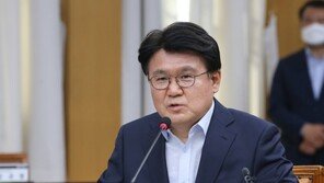 황운하 “‘웃는 사진’ 사려 깊지 못해…수해 피해자에 상처될까 죄송”
