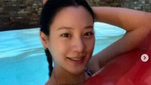 배우 수현, 임신 중 밤 수영…예비엄마의 청순미 “소녀 같아”