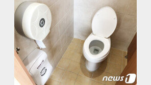 용변칸에 입주민 30분 가둔 고시원 관리인, 감금 ‘유죄’