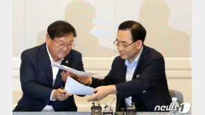 文대통령 국정지지율 44%…부동산 정국에 9주째 내리막