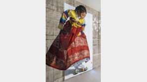 호텔 벽 11m 차지한 대형 그래피티… ‘한복 입은 흑인 소녀’의 의미는?