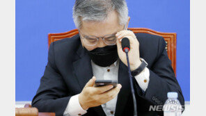 최강욱 SNS 또…‘황운하 파안대소’ 논란 촉발하고 ‘입꾹’