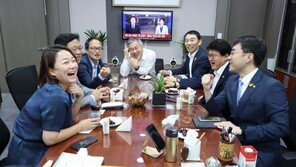 “악의적 보도 빌미제공 죄송”…황운하, ‘파안대소’ 논란에 어정쩡 사과