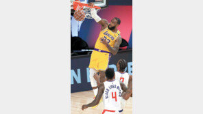 ‘킹’ 제임스 결승골… 명승부가 돌아왔다