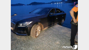 ‘술 취해 후진하다 그만’…방파제에 걸쳐진 음주차량