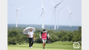 유해란 “5타차 여유? 2연패 위해 마지막까지 집중할 것”