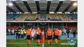 “잔디 냄새만 맡아도 좋아” 관중으로 생기 찾은 축구장