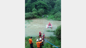 횡성·평창 집중호우로 불어난 하천 고립 9명 구조