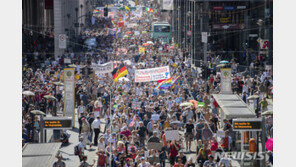 “자유 빼앗겼다” 독일 베를린에서 코로나19 제한 반대 대규모시위