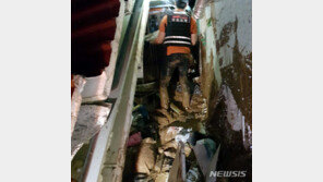 폭우 쏟아진 횡성, 토사 주택 덮쳐 매몰자 2명 구조