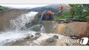 ‘호우특보’ 경기 이천 산양저수지 둑 무너져…주민 대피령