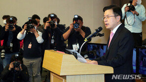 흉기 숨기고 황교안에 접근한 남성, ‘특수협박 미수’ 혐의 무죄…왜?