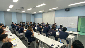 2군 찾아 강연한 롯데 스트레일리, “팀은 모두 한 가족”