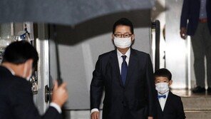 절필선언했던 박지원 국정원장 “교회간다”…SNS에 동선공개 논란