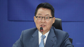 ‘SNS 중단’ 한달만에 깬 국정원장 박지원