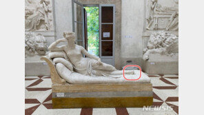 나폴레옹 여동생 조각상 파손…관광객 ‘셀카’ 찍던 중 발가락 부러져