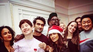 마동석, 안젤리나 졸리와 찰칵…‘이터널스’ 출연진 인증샷