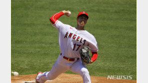 ‘볼넷 5개 조기강판’ 오타니, 경기 후 팔꿈치 MRI 검진까지