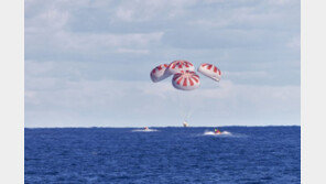 “반갑다 중력아!”…美 첫 유인우주선 ‘크루드래건’ 귀환 성공[청계천 옆 사진관]