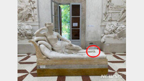 ‘셀카’찍다 조각상 파손한 관광객 수배…1억 넘는 벌금 물수도