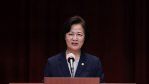 신임 검사 앞에선 추미애 “내겐 엄격하게 남에겐 따스하게”