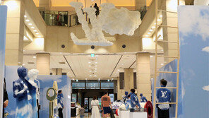 “업계 첫 루이비통 남성 팝업 구경하세요”