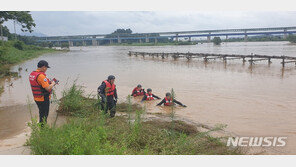 진천 교량 지나던 1t 화물차 급류 휩쓸려…운전자 실종