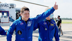 美 민간우주인 해상귀환… 지구인에 ‘엄지척’