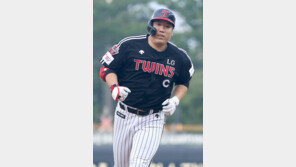 처음 관중맞이 KIA에 만루포 재 뿌린 김현수