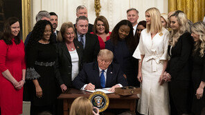 트럼프, 인신매매 피해자에 3500만달러 지원 발표