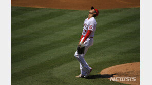 LAA 오타니, 올해 투타겸업 없다…타자만 전념