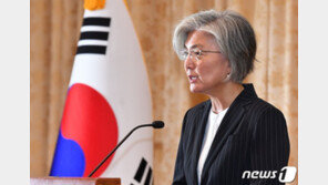 강경화 “외교관, 국격에 맞게 말·행동에 신중 기해달라”