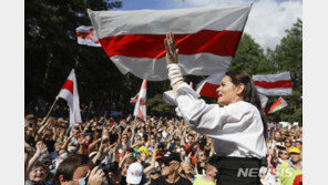 37세 영어교사, 벨라루스 26년 철권통치 무너뜨릴까?