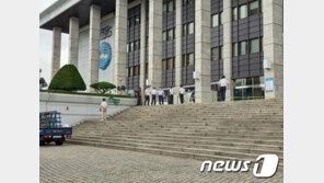 KBS라디오 생방송 중 괴한 침입…둔기로 유리창 파손