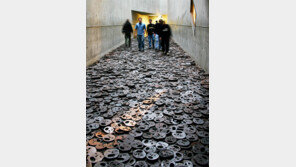 세상에서 가장 낮은 기념비[이은화의 미술시간]〈123〉