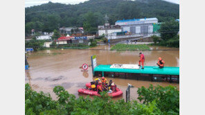물에 잠긴 시내버스…승객 등 5명 30분 만에 구조