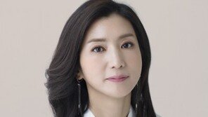 ‘황정민의 뮤직쇼’, 생방송 중 한 남성이 곡괭이로 유리창 파손 소동