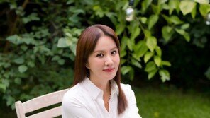 “나이 의미없어” 기내액션으로 돌아온 엄정화…데뷔 1만일 되기까지