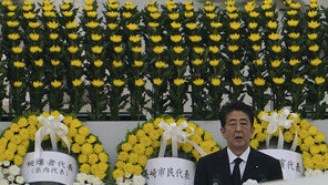 日아베, 49일 만에 ‘15분’ 기자회견…“뭘 해도 비판 받아서”