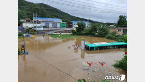 저수지로 변해버린 마을…“올해 농사는 물건너가” 원망