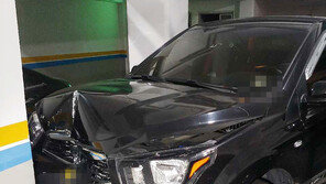 코란도, 주차장서 기둥 들이받아…운전자 급발진 주장