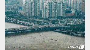 ‘퇴근길 비상’ 서울 주요도로 통제 지속…“대중교통 이용을”